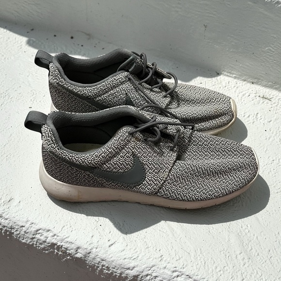 Nike Roshe Run Grey Knit Sneakers Womens 8.5 Youth 7Y Lightweight Sneaker - Picture 2 of 8